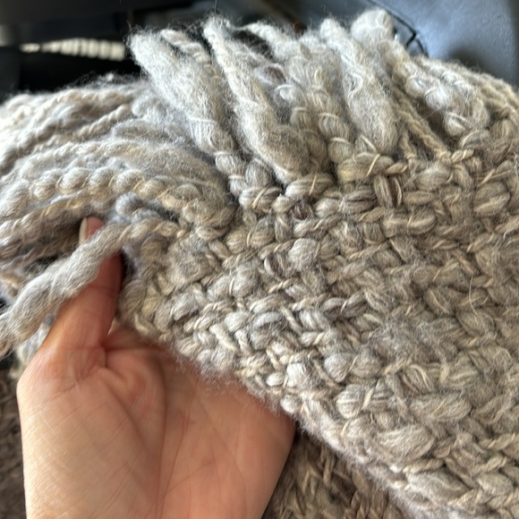 Manos Del Uruguay fringe wrap - Picture 6 of 7